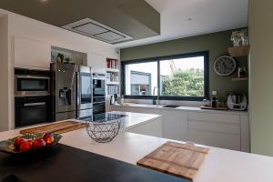 a kitchen with a counter with a bowl of fruit at Villa Douceur d'Océane in Biscarrosse