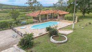 Swimmingpoolen hos eller tæt på Bela Casa de Campo com Piscina-5 Quartos-SH106D