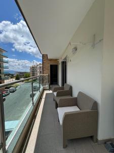 a balcony with couches and a view of a building at Apt 3 Quartos na Covilhã perto da Serra da Estrela in Covilhã