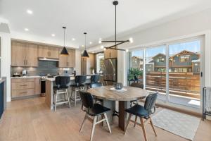 Køkken eller tekøkken på Luxe Retreat by Canadian Rockies Vacation Rentals