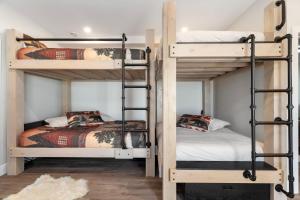 En eller flere senge i et værelse på Luxe Retreat by Canadian Rockies Vacation Rentals