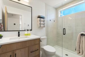 Et badeværelse på Luxe Retreat by Canadian Rockies Vacation Rentals + 41 billeder