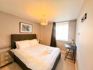 una piccola camera da letto con un letto e una finestra di Deluxe Apartment near Cabot Circus w Parking sleeps 5 a Bristol