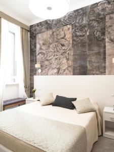 een slaapkamer met een groot bed en een muur met bloemen bij Velvet Suite in Rome