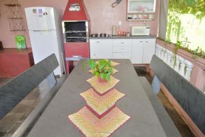 una cocina con una mesa con una maceta. en Vista Linda, en Socorro