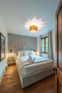 una camera da letto con un letto grande in una stanza di Chalet Ernest Feuz - Edelweiss Village a Golden