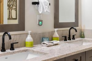 Ένα μπάνιο στο Spring Creek Corner Condo by Canadian Rockies Vacation Rentals +42 φωτογραφίες