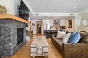 Χώρος καθιστικού στο Spring Creek Corner Condo by Canadian Rockies Vacation Rentals