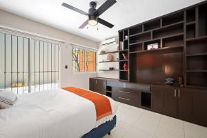 ein Schlafzimmer mit großem Bett und Flachbildfernseher in der Unterkunft ALTABRISA Casa Familiar en Merida in Mérida