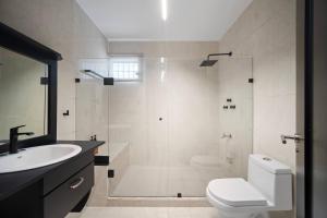 ein Badezimmer mit Dusche, Toilette und Waschbecken in der Unterkunft ALTABRISA Casa Familiar en Merida in Mérida