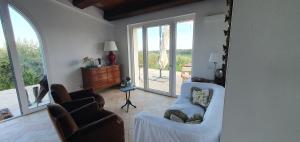 d'un salon avec deux chaises et d'un balcon. dans l'établissement Agriturismo Mondomini, à Campofilone