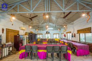 En restaurant eller et andet spisested på Moonlight Nature Resort & Swimming Pool + 87 billeder