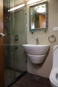 Phòng tắm tại New Home Residence