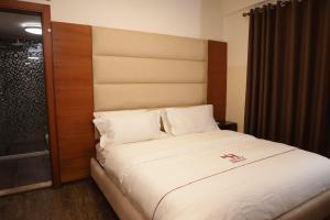 Giường trong phòng chung tại New Home Residence