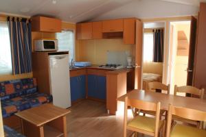 Kuchyň nebo kuchyňský kout v ubytování Camping Le Rebau