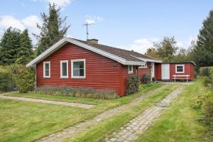a red house with a pathway in front of it at 1111-Stege-Ulvshalevej-111 in Stege
