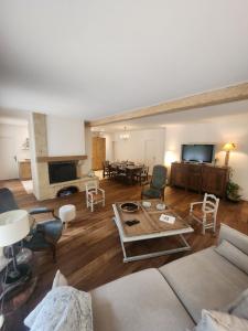 a living room with a couch and a table at Villa Piscine près Golf Arcachon in La Teste-de-Buch