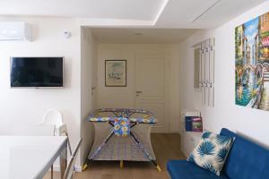 a room with a blue chair and a table at Il Gabbiano Blu in Chioggia