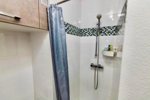 une douche avec une porte vitrée dans une salle de bain dans l'établissement Studio Cosy Centre ville, à Wissembourg 23 autres photos