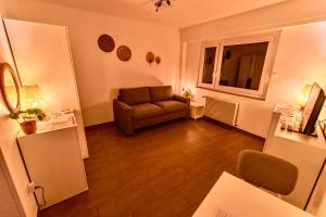 un salon avec un canapé et une fenêtre dans l'établissement Studio Cosy Centre ville, à Wissembourg