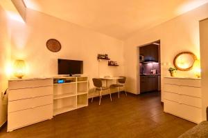 Il comprend un salon avec un bureau, une télévision et une cuisine. dans l'établissement Studio Cosy Centre ville, à Wissembourg