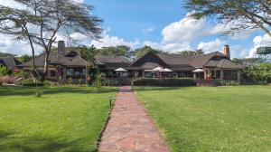 キーコロックにあるMuthu Keekorok Lodge, Maasai Mara, Narokの庭前煉瓦造りの家