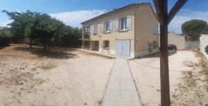 a house with a driveway in front of it at 1er etage d'une maison in Sorgues