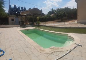 a swimming pool with a hose in a yard at 1er etage d'une maison in Sorgues