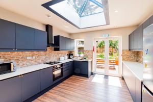Dapur atau dapur kecil di London Heathrow Home-A Home in a Hotel style +23 gambar