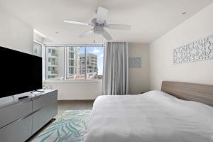 a bedroom with a bed and a flat screen tv at Espectacular Apartamento con vista al mar 5HB in Cancún
