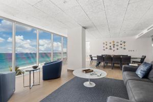 a living room with a view of the ocean at Espectacular Apartamento con vista al mar 5HB in Cancún