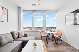 Posezení v ubytování Stylish Downtown Condo l 2 TVs l Fast WiFI