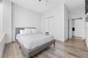 Postel nebo postele na pokoji v ubytování Stylish Downtown Condo l 2 TVs l Fast WiFI