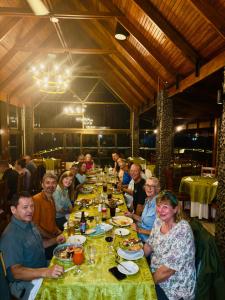 un gruppo di persone sedute a un lungo tavolo di Arenal Observatory Lodge & Trails a Fortuna