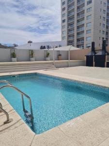 een groot zwembad bovenop een gebouw bij AC Suites XL in Puerto Madryn