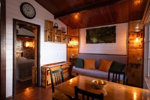 ein Wohnzimmer mit Sofa und Tisch in der Unterkunft La Cábala del Draguillo in Santa Cruz de Tenerife