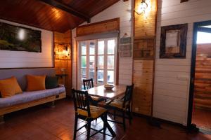 ein Esszimmer mit Tisch und Couch in der Unterkunft La Cábala del Draguillo in Santa Cruz de Tenerife