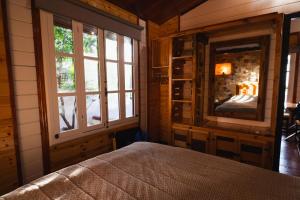 ein Schlafzimmer mit einem Bett in einem Zimmer mit Fenstern in der Unterkunft La Cábala del Draguillo in Santa Cruz de Tenerife