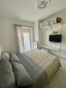 a bedroom with a bed and a large window at Appartamento Lella Acqui terme zona corso bagni in Acqui Terme