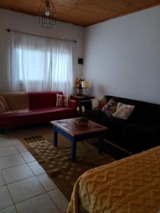 圣伊格纳西奥Casa Pueblo Antiguo的客厅里有一张沙发和一张咖啡桌。