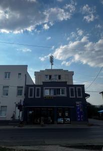 Το κτήριο όπου στεγάζεται  το μοτέλ