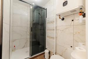 a bathroom with a shower and a toilet at BaliRhône - Spa privé & balcon avec vue in Tournon-sur-Rhône +12 photos