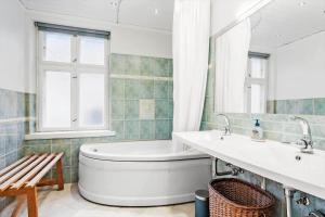 Un baño con bañera, inodoro y lavabo. en 4336-Borre-Busenevej-36, en Borre