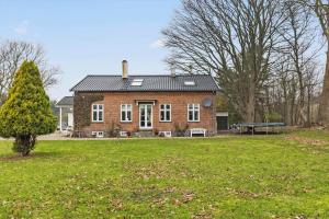 Una gran casa de ladrillo con un parque enfrente. en 4336-Borre-Busenevej-36, en Borre