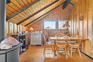 Askebyにある5003-Askeby-Harbollevej-88のダイニングルーム(テーブル、椅子付)