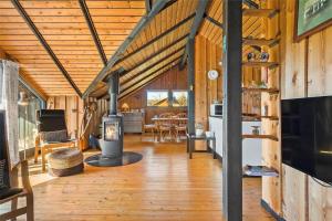 Askebyにある5003-Askeby-Harbollevej-88の木造住宅のリビングルーム(暖炉付)