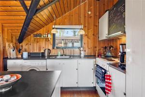 Askebyにある5003-Askeby-Harbollevej-88の木製の天井、白い家電製品付きのキッチン +16枚の写真