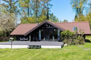 Askebyにある5003-Askeby-Harbollevej-88のピクニックテーブル付きの家