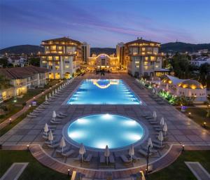 een afbeelding van een zwembad in een resort 's nachts bij Radisson Blu Resort & Spa Cesme in Çeşme