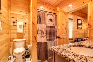 Phòng tắm tại Gatlinburg Cabin with Private Hot Tub by Staycating +39 ảnh